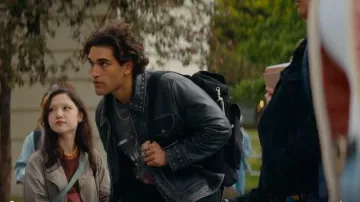Se encontró una chaqueta de cuero con tachuelas que llevaba Justin Kohl (Joshua Heuston) como se ve en Fuera del campus (S01E02)