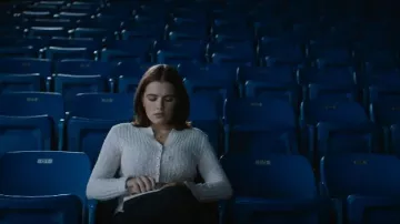 Cardigánico de punto con textura frontal con textura de kimchi azul rosa llevado por Hannah Wells (Ella Bright) como se ve en Off Campus (S01E02)
