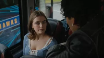 BDG Urban Outfitters Pointelle Tie Front Cardigan llevado por Hannah Wells (Ella Bright) visto en Off Campus (S01E02)