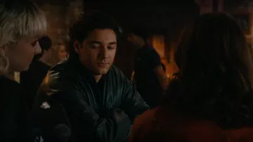 Alo Yoga Imitation Leather Premier Bomber llevado por Garrett Graham (Belmont Cameli) visto en Off Campus (S01E03)