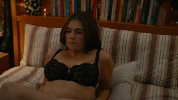 Simone Perle Karma Underwire Lace Demi Bra usado por Hannah Wells (Ella Bright) visto en Off Campus (S01E03)