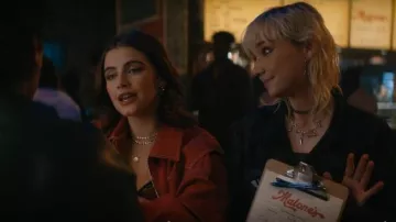 Chaqueta bomber Lioness Vista en carmesí usada por Hannah Wells (Ella Bright) como se ve en Off Campus (S01E03)
