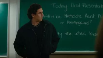 Chaqueta de nylon entre semana usada por Garrett Graham (Belmont Cameli) vista en Off Campus (S01E03)