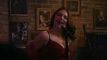 Top bustier de garage Burgundy Peek-a-Boo llevado por Hannah Wells (Ella Bright) visto en Off Campus (S01E03)
