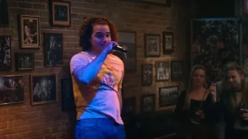 Camiseta Ride or Die Funny Funny que lleva John Tucker (Jalen Thomas Brooks) como se ve en Off Campus (S01E03)