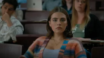 Colores Unidos del cárdigan de cuello redondo de Benetton llevado por Hannah Wells (Ella Bright) visto en Off Campus (S01E03)