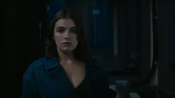 Chaqueta motera de Levi que lleva Hannah Wells (Ella Bright) vista en Off Campus (S01E04)