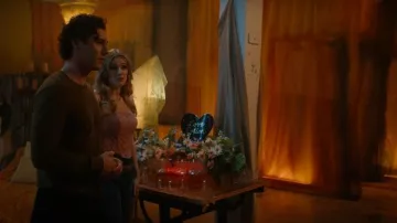 Camiseta sin tirantes Blossom vintage de Victoria's Secret llevada por Kendall, vista en Off Campus (S01E04)