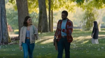 Cardigan de rayas de Aries que lleva Daveed (Brandon Scott) como se ve en Off Campus (S01E04)