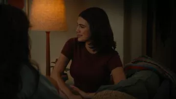 Mejor camiseta de ariscosos de BestHug™ del domingo que lleva Hannah Wells (Ella Bright) tal como se ve en Off Campus (S01E04)