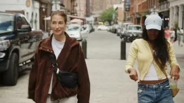 Guizio Emelie Cardigan llevado por Ciara Miller visto en Summer House (S10E13)