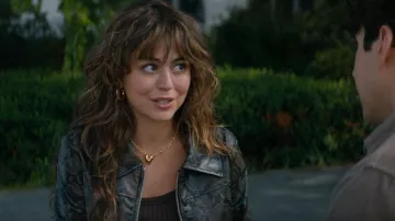 Collar de corazón hinchado de oro de Oliver Bonas Kacey llevado por Allie Hayes (Mika Abdalla) visto en Off Campus (S01E04)