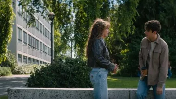 La chaqueta corta de imitación cuero de Oures Snake que lleva Allie Hayes (Mika Abdalla) como se ve en Off Campus (S01E04)