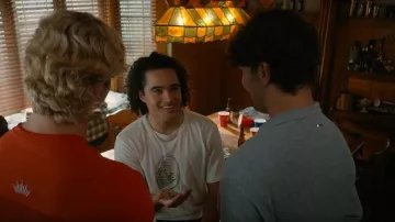 Imogene + Willie, la camiseta "hola" que lleva John Tucker (Jalen Thomas Brooks) como se ve en Off Campus (S01E04)
