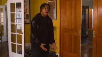 Sudadera con estampado de coronas de algodón de vaqueros y desgarros de vaqueros usada por Noah Stile (Cedric Joe) tal como se ve en Nemesis (S01E06)