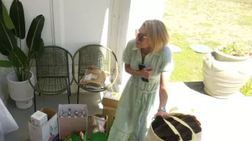 Utcoco Camisa larga casual de manga corta abotonada con corbata y cintura con volantes y largo vestido por Lindsay Hubbard, visto en Summer House (S10E14)