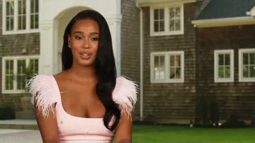Probablement une mini-robe à bordures de plumes ornées de cristaux roses portée par Mia Calabrese telle que vue dans Summer House (S10E16)