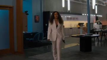 Pantalones de crepe Mid-Rise Tala Media, usados por Ebony Wilder (Cleopatra Coleman) como se ve en Nemesis (S01E07)