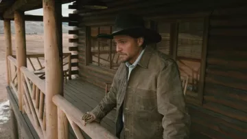 Chaqueta de cueva y poste, roble encerado de lona de lienzo usada por Kayce Dutton (Luke Grimes), tal como se ve en Marshals (S01E13)