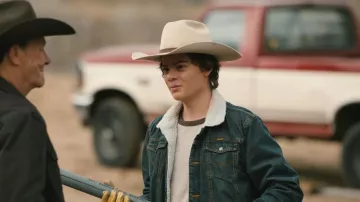 Chaqueta vaquera forrada de sherpa westerna Wrangler® Boys' usada por Tate Dutton (Brecken Merrill) vista en Marshals (S01E13)