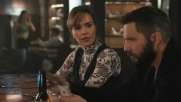 Free People Lyric Lyra, haut à col roulé à manches longues en dentelle transparente, porté par Belle Skinner (Arielle Kebbel) tel que vu dans Marshals (S01E13)