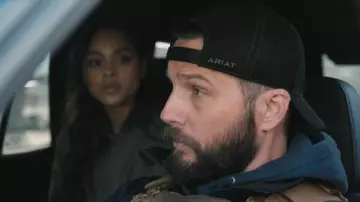 Ariat Mens Grey Offset Logo Cap Black worn by Pete Calvin (Logan Marshall-Green) as seen in Marshals (S01E13)