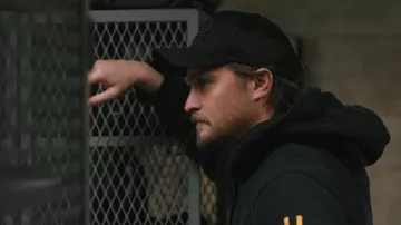 Chapeau snapback en mesh en cuir porté par Kayce Dutton (Luke Grimes) tel que vu dans Marshals (S01E13)