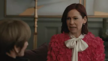 Chaqueta Zara Floral Texture Petal usada por Elsbeth Tascioni (Carrie Preston) vista en Elsbeth (S03E20)