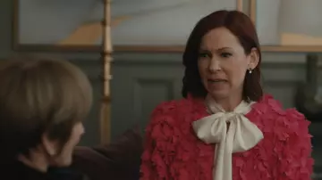 Veste Zara Floral Texture Pétale portée par Elsbeth Tascioni (Carrie Preston) telle que vue dans Elsbeth (S03E20)