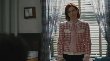 Mujer rosa con blusa llevada por Elsbeth Tascioni (Carrie Preston) vista en Elsbeth (S03E20)