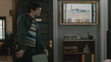 PS Paul Smith Jersey de rayas llevado por Teddy Tascioni (Ben Levi Ross) visto en Elsbeth (S03E20)