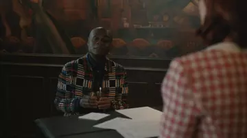 Chaqueta de ganchillo patchwork de Ted Baker Henrein llevada por Jolly (Nathan Lee Graham) vista en Elsbeth (S03E20)