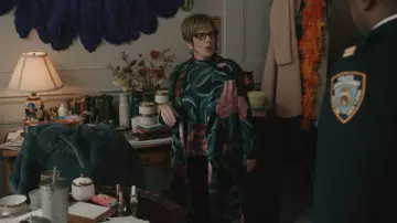 La DoubleJ Peony Duster Coat porté par Ruby Lane (Patti LuPone) tel que vu dans Elsbeth (S03E20)