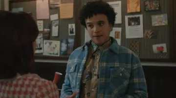 Chemise imprimée de chevaux AMI Paris portée par Roy (Hayward Leach) telle que vue dans Elsbeth (S03E20)