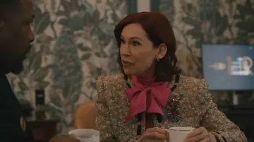 Blouse à col à cravate ornementée Ulla Johnson portée par Elsbeth Tascioni (Carrie Preston) telle que vue dans Elsbeth (S03E20)