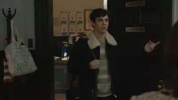 Veste Sandro Sherpa à col porté par Teddy Tascioni (Ben Levi Ross) tel que vu dans Elsbeth (S03E20)