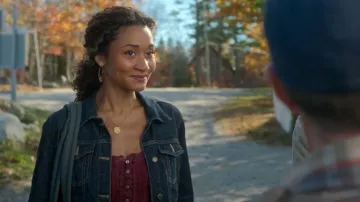 Veste en jean courte Blanknyc Over the Moon portée par Sydney Shandon (Lindura) telle que vue dans Sullivan’s Crossing (S04E07)