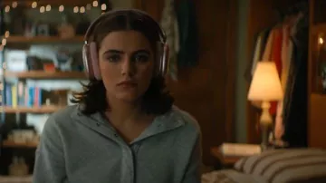 Wentronic Y01 Wireless Noise Canceling Headphones worn by Hannah Wells (Ella Bright) as seen in Off Campus (S01E07)