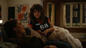 Playera de bebé de Dolls Kill Group Sports que lleva Allie Hayes (Mika Abdalla) como se ve en Off Campus (S01E08)