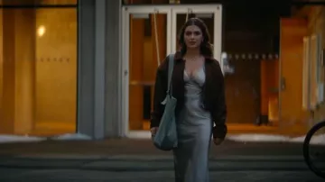 Veste Superdown Item Jessica portée par Hannah Wells (Ella Bright) vue dans Off Campus (S01E08)