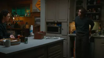 Jeans charpentier Adam Bomb Double Knee Rust Wash portés par John Logan (Antonio Cipriano) tels que vus dans Off Campus (S01E08)