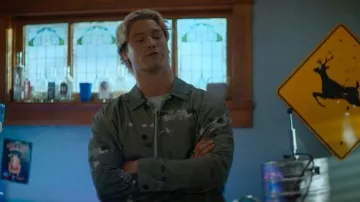 Veste d’ouvrier WWtefan Wood Homes en bois portée par le doyen Di Laurentis (Stephen Kalyn) telle que vue dans Off Campus (S01E08)