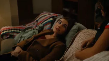 Blusa de lazo roja Wind & Willow llevada por Hannah Wells (Ella Bright) vista en Off Campus (S01E08)
