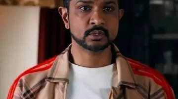 Chaqueta de Ghosts que lleva Jay Arondekar (Utkarsh Ambudkar) tal como se ve en Ghosts (T05)