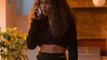 Chaqueta corta Nemesis 2026 usada por (Cleopatra Coleman) como se ve en Nemesis