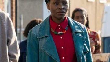 Abrigo vaquero Falling 2026 que lleva (Rakie Ayola) tal como se ve en Falling