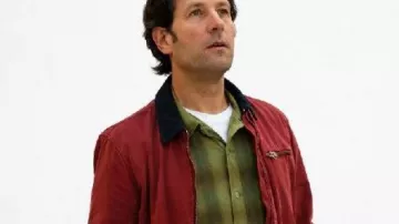 Power Ballad 2026 Red Jacket llevada por (Paul Rudd) como se ve en Power Ballad