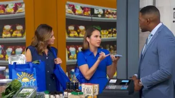 Camisa Ramy Brook Ivy Sin mangas con dobladillo asimétrico llevado por Rebecca Jarvis, visto en Good Morning America el 29 de mayo de 2026