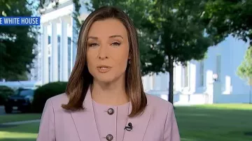 Ann Taylor El chaleco largo de cuello redondo que lleva Mary Bruce tal y como se ve en Good Morning America el 29 de mayo de 2026