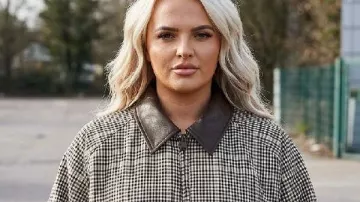 Chaqueta bomber de TOWIE, Lempriere marrón azafrán con dobladillo burbuja, tal como se ve en The Only Way Is Essex (S36)